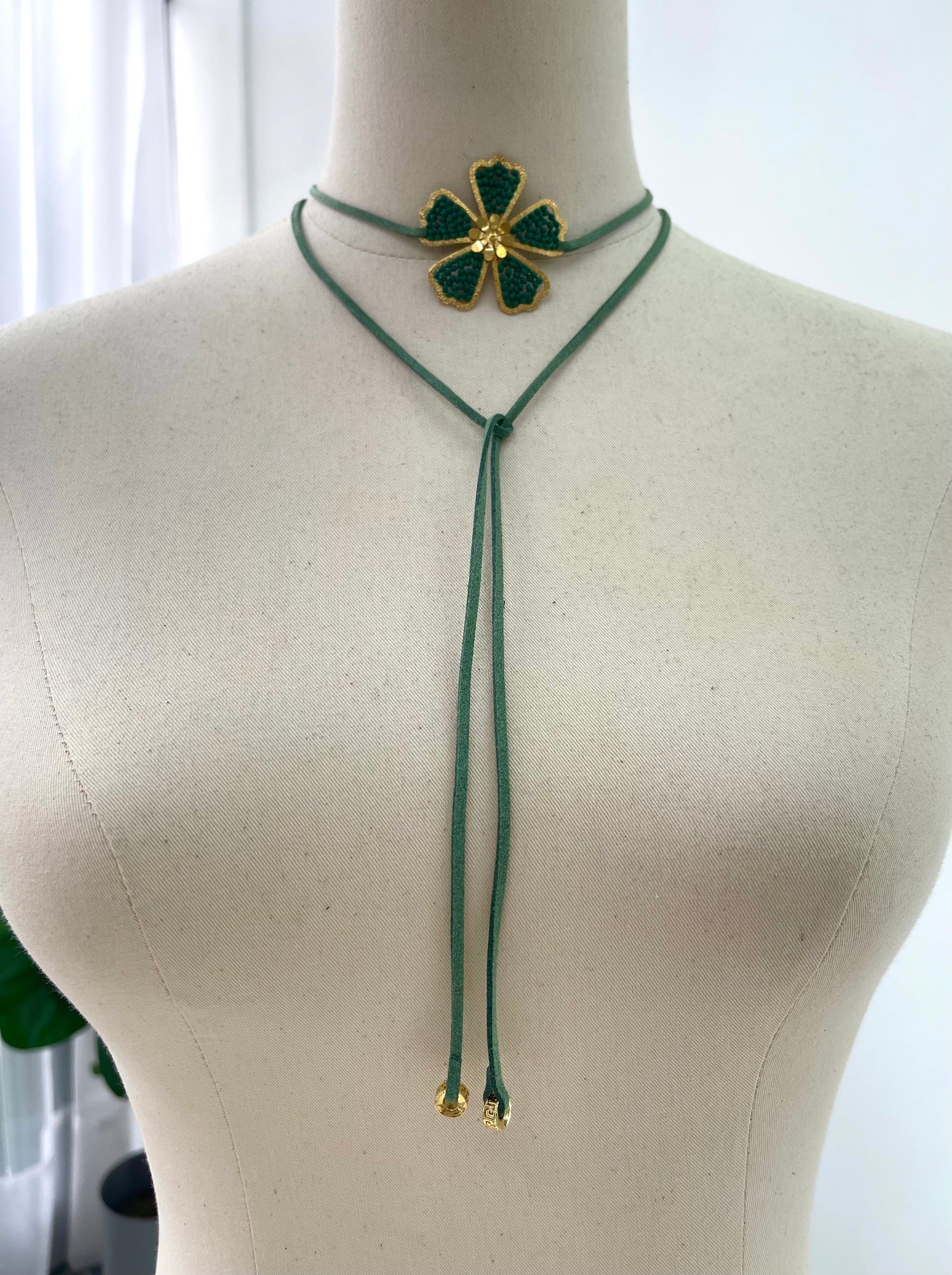 Flower choker